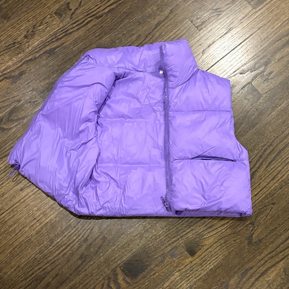 Purple Crop Puffer Vest by Amazon Essentials ( size small) - Picture 5 of 6